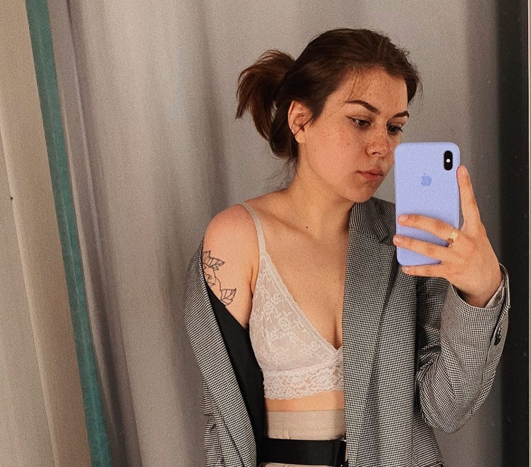 Айза привлекальеная девушка из Донецк цена от 3500 руб