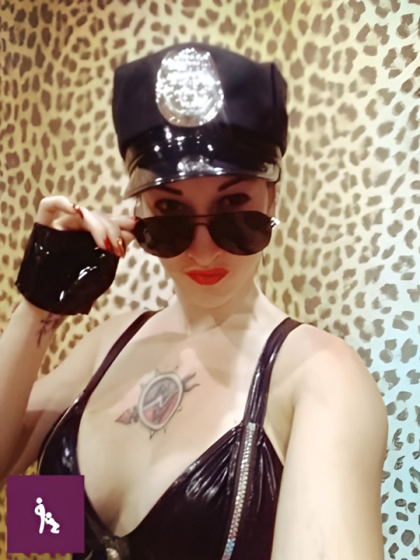 Софа привлекательная девушка из Донецк цена от 5000 руб