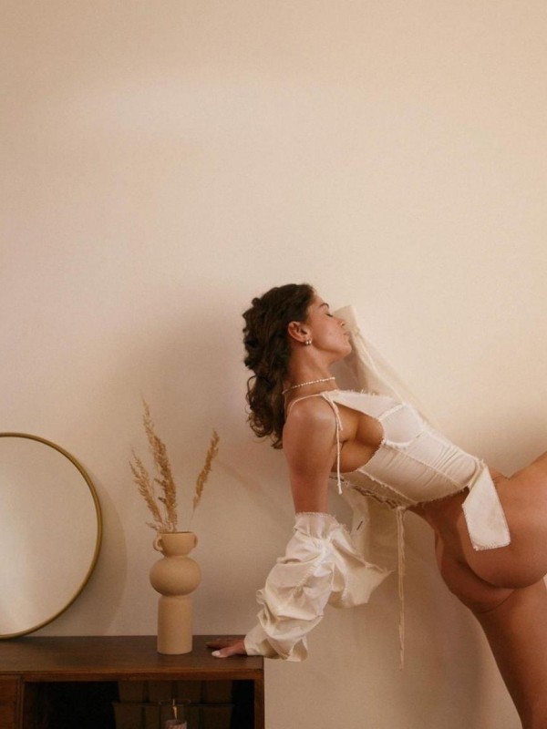 Оливия привлекательная девушка из Донецк цена от 8000 руб